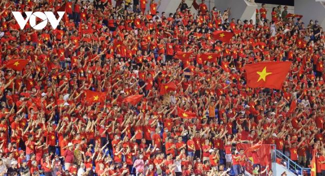 Sân vận động Cẩm Phả trong trận chung kết bóng đá nữ SEA Games 31, với khán đài chật kín khán giả.